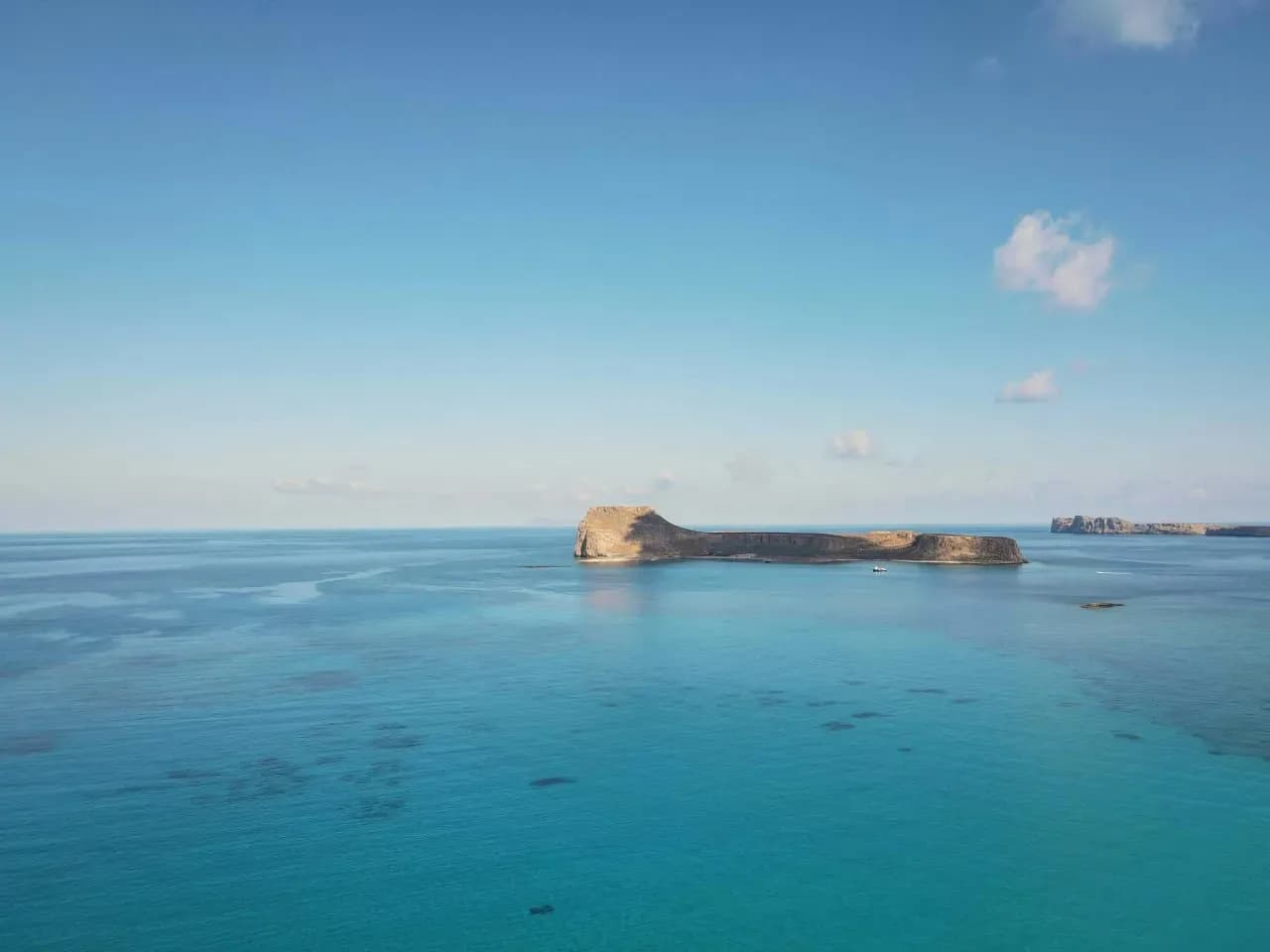 Snoopy Island у побережья Фуджейры с прозрачной океанской водой, скалистым островом и местами для сноркелинга.