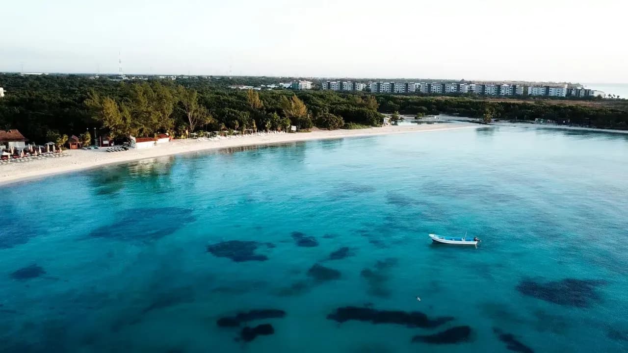 Пляжная лагуна на островах Кубы с белым песком, прозрачной водой и уединённой курортной атмосферой.