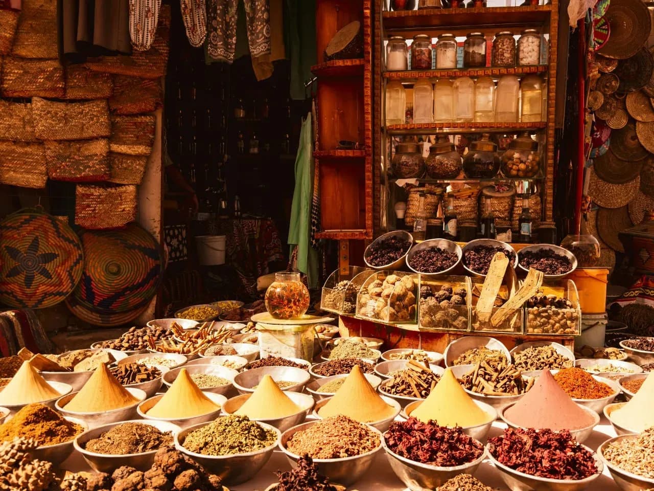 Марокканская лавка на рынке Агадира с сувенирами, декором и местными изделиями ручной работы.