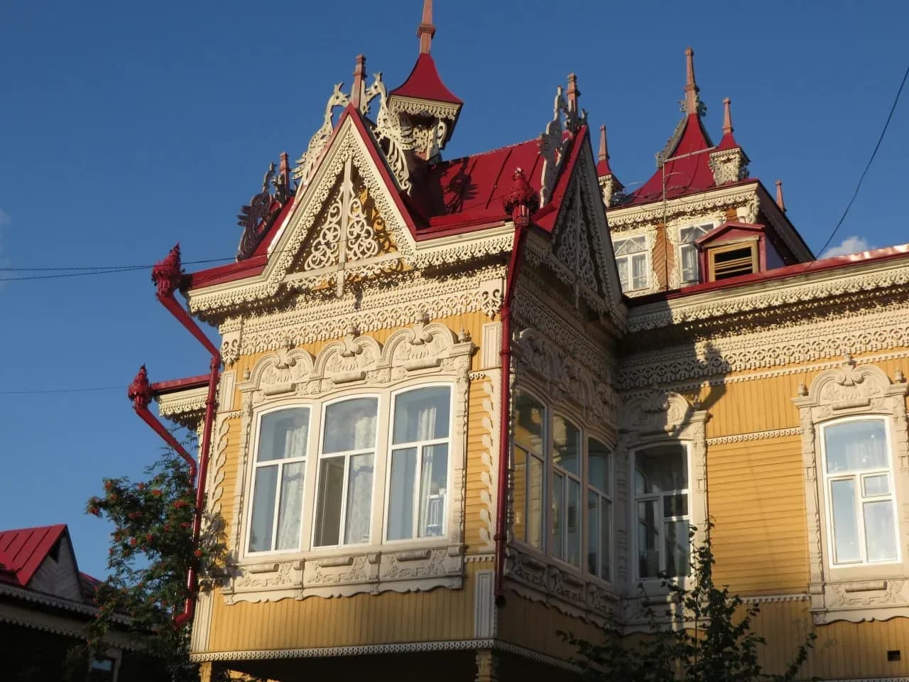 Старинный дом с декоративным фасадом в Беларуси для прогулок по историческим городам и знакомства с местной архитектурой.