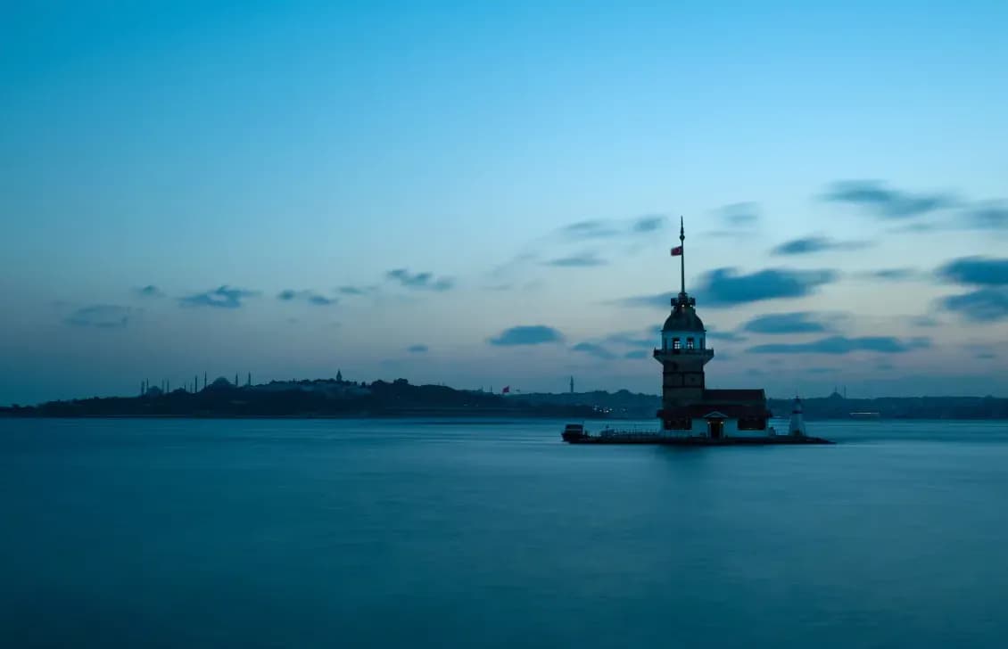 Морская скульптура у побережья