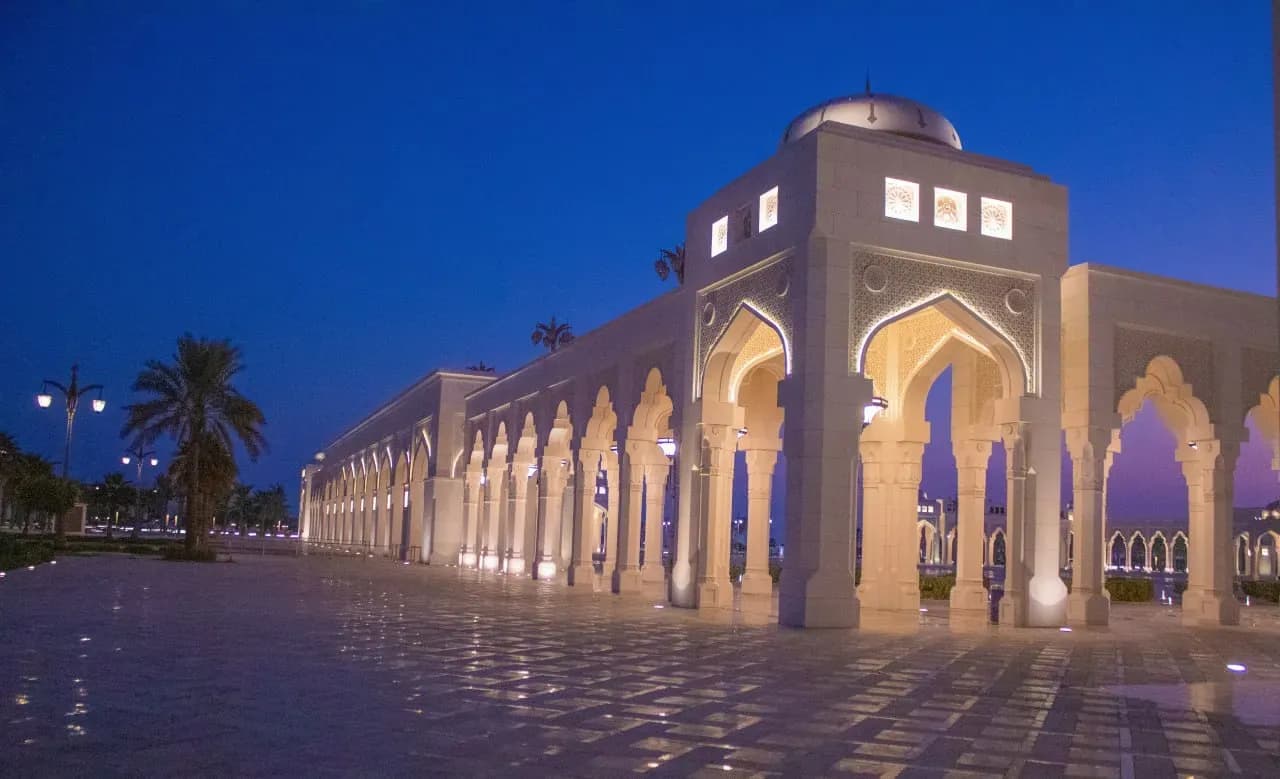 Мечеть шейха Зайда в Абу-Даби с белоснежными арками, мрамором и мягкой вечерней подсветкой.