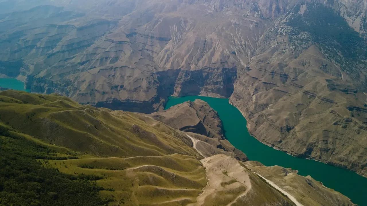 Бирюзовая вода Сулакского каньона в Дагестане среди горных склонов, серпантинов и кавказских пейзажей.