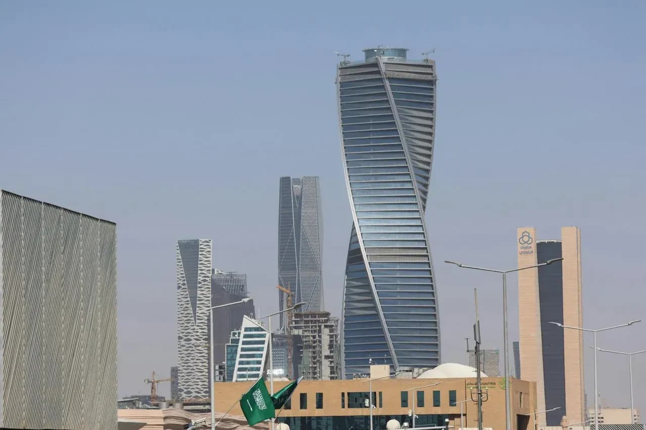 Небоскрёб Kingdom Centre в Эр-Рияде среди современных башен и делового центра столицы Саудовской Аравии.