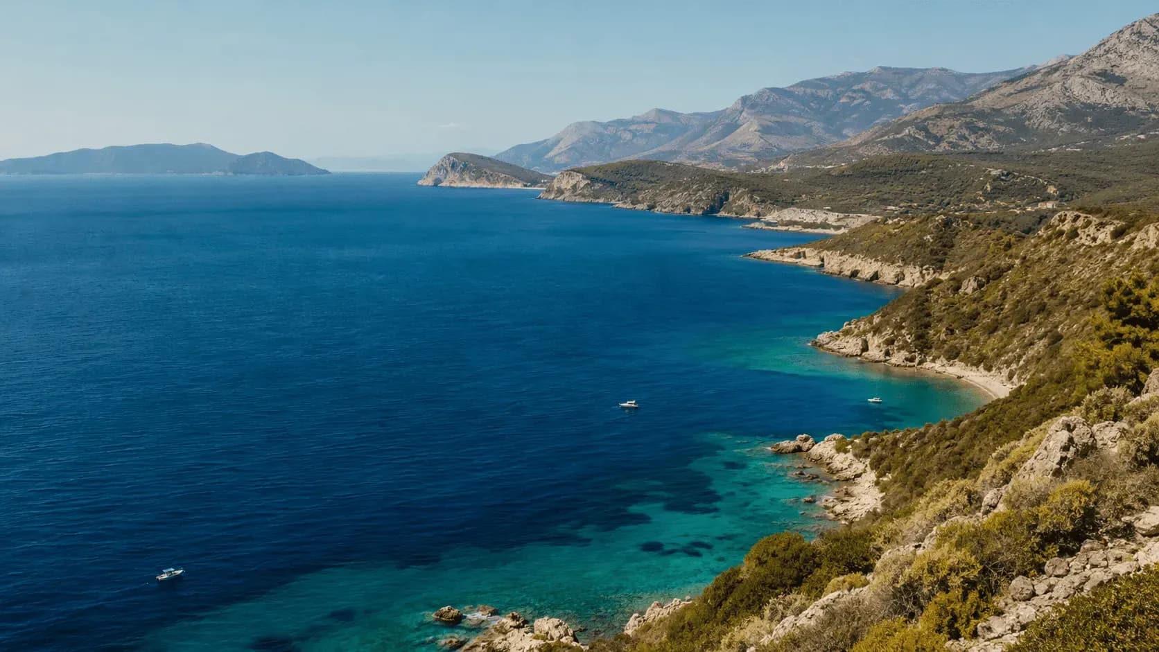Панорама Эгейского побережья с бухтами и горами