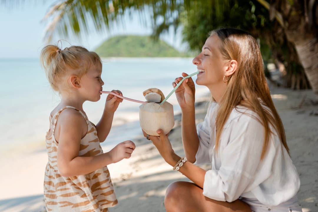 Мама с дочкой отдыхают у моря