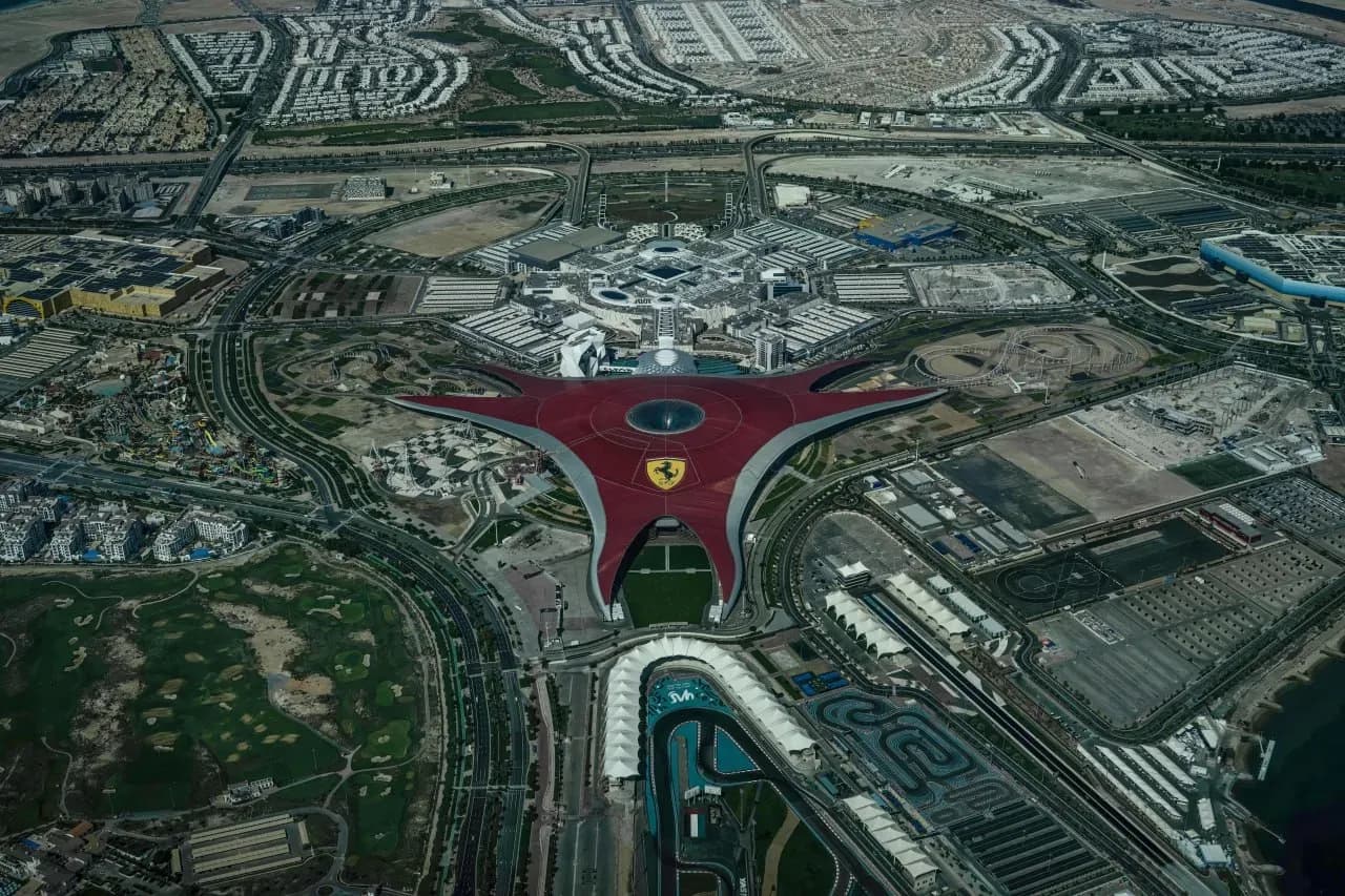 Остров Яс в Абу-Даби с Ferrari World, гоночной трассой Yas Marina Circuit и современной развлекательной инфраструктурой.