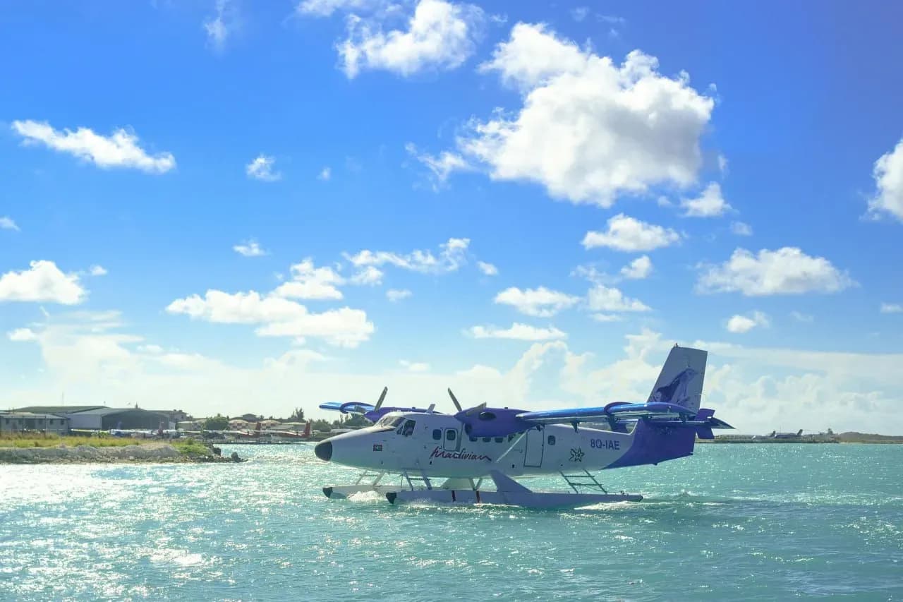 Гидросамолёт Trans Maldivian Airways у причала на Мальдивах перед перелётом над лагунами и атоллами.