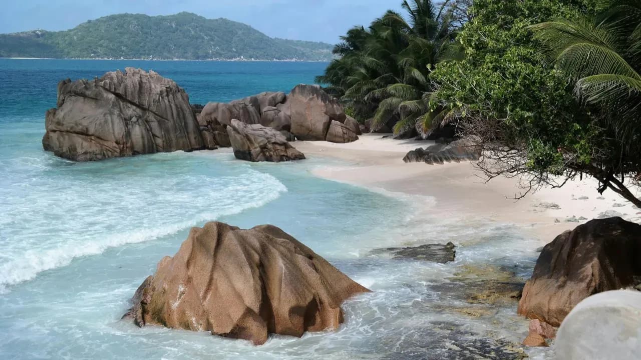 Пляж Ла-Дига с крупными гранитными валунами, белым песком и прозрачной водой Сейшел.