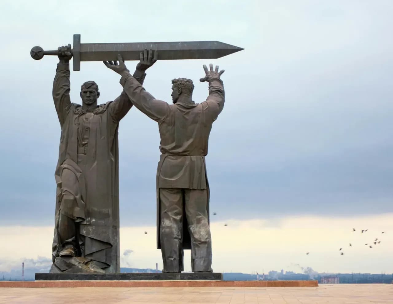 Монументальная скульптура в Брестской крепости, посвящённая защитникам города и памяти военных событий.