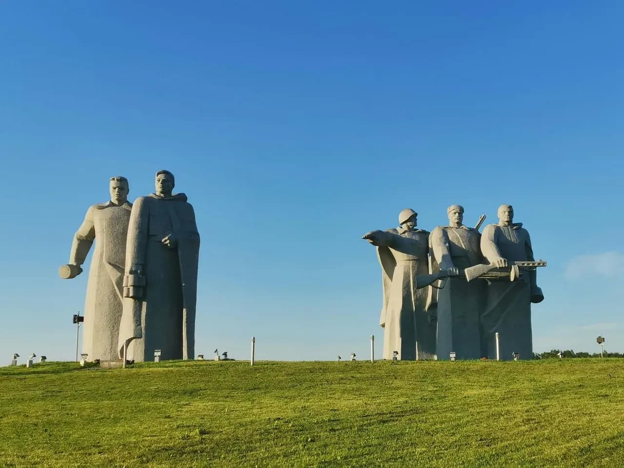 Мемориальный комплекс Брестской крепости с фигурами защитников и открытым пространством памяти.