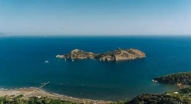 Небольшой остров в море