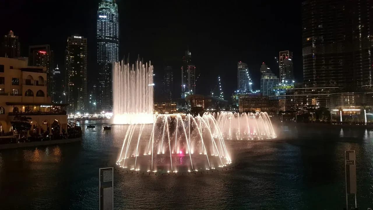 Вечернее шоу фонтанов в Даунтауне Дубая у Бурдж-Халифы и Dubai Mall.