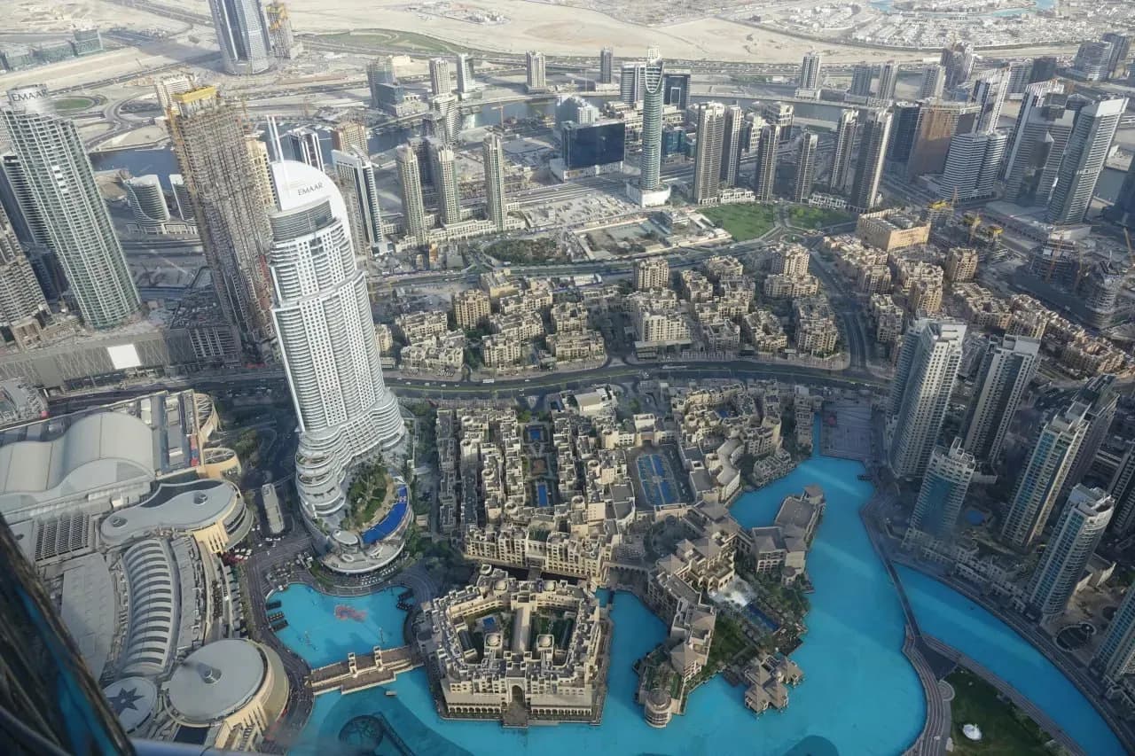 Вид сверху на Даунтаун Дубай, Dubai Mall, озеро фонтанов и кварталы вокруг Бурдж-Халифы.