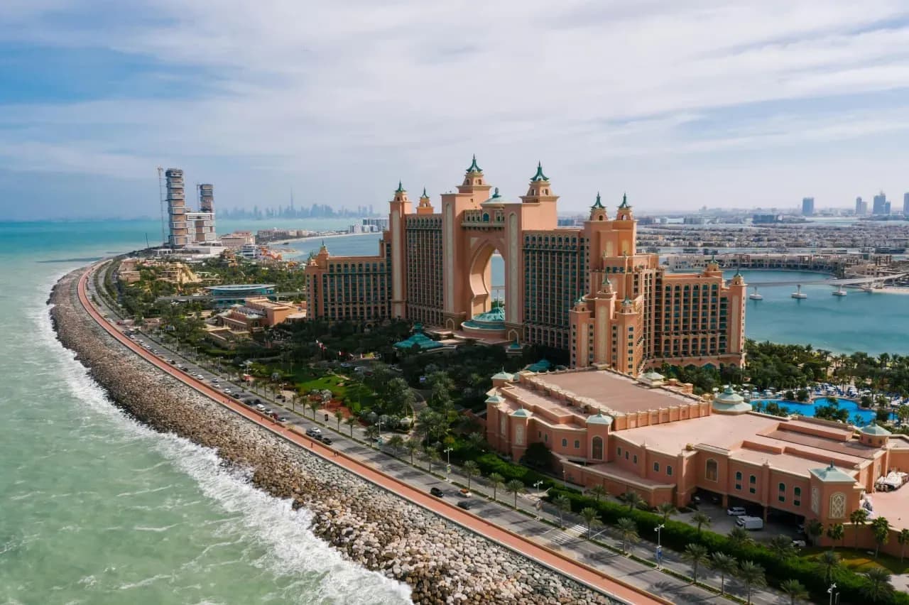 Отель Atlantis The Palm на Пальме Джумейра в Дубае с пляжем, морем и панорамой курортной зоны.