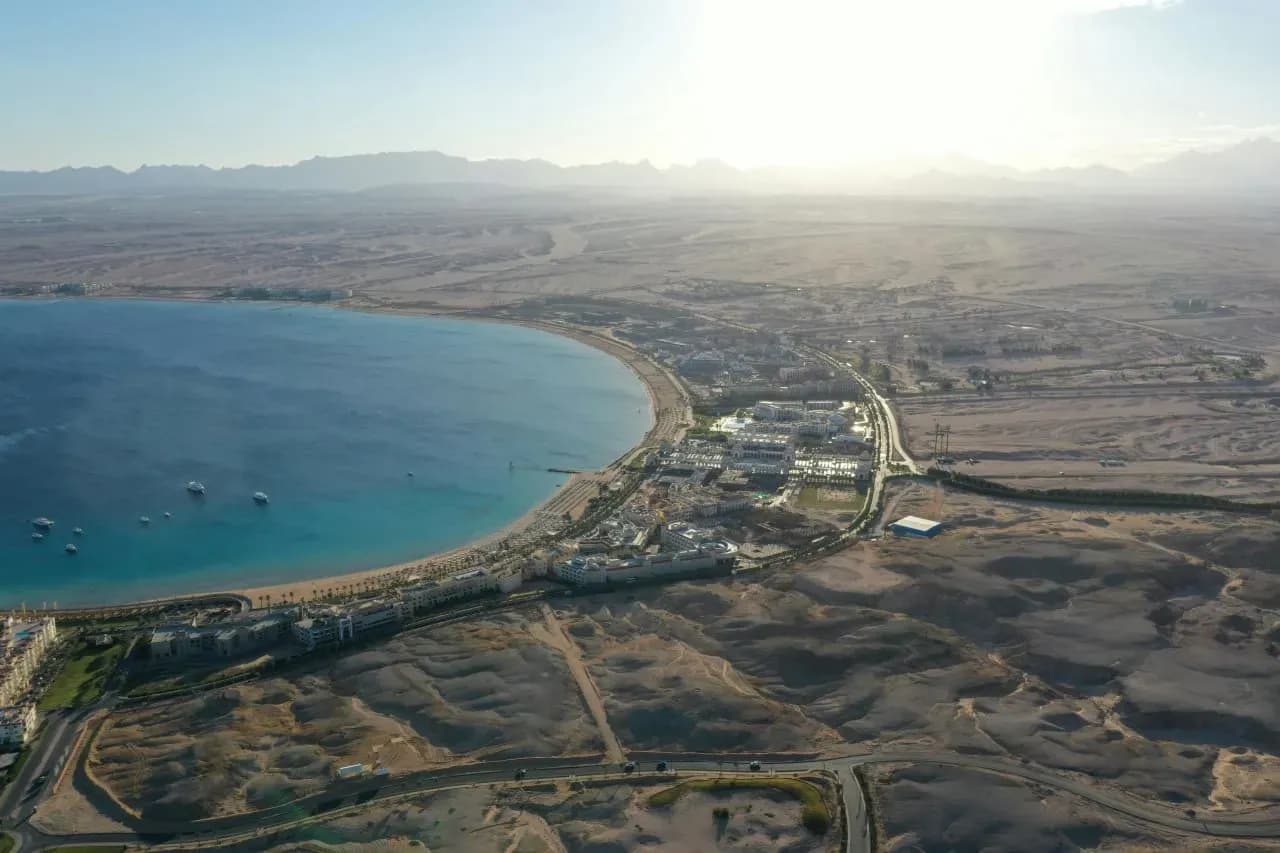 Панорамный вид на побережье Красного моря с бухтой, дорогой и курортной инфраструктурой рядом с Джиддой.