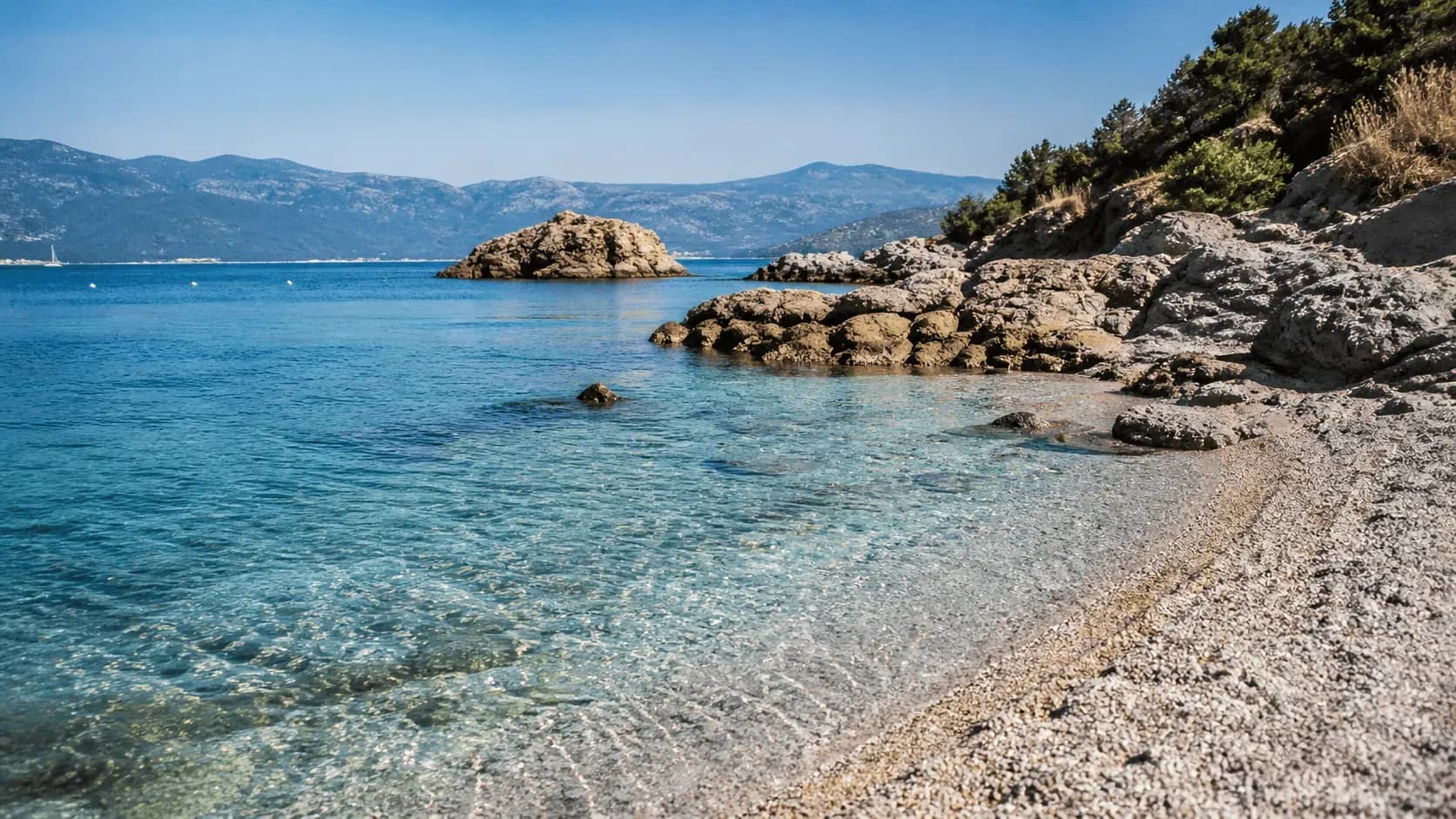 Пляж Бодрума с прозрачной водой Эгейского моря