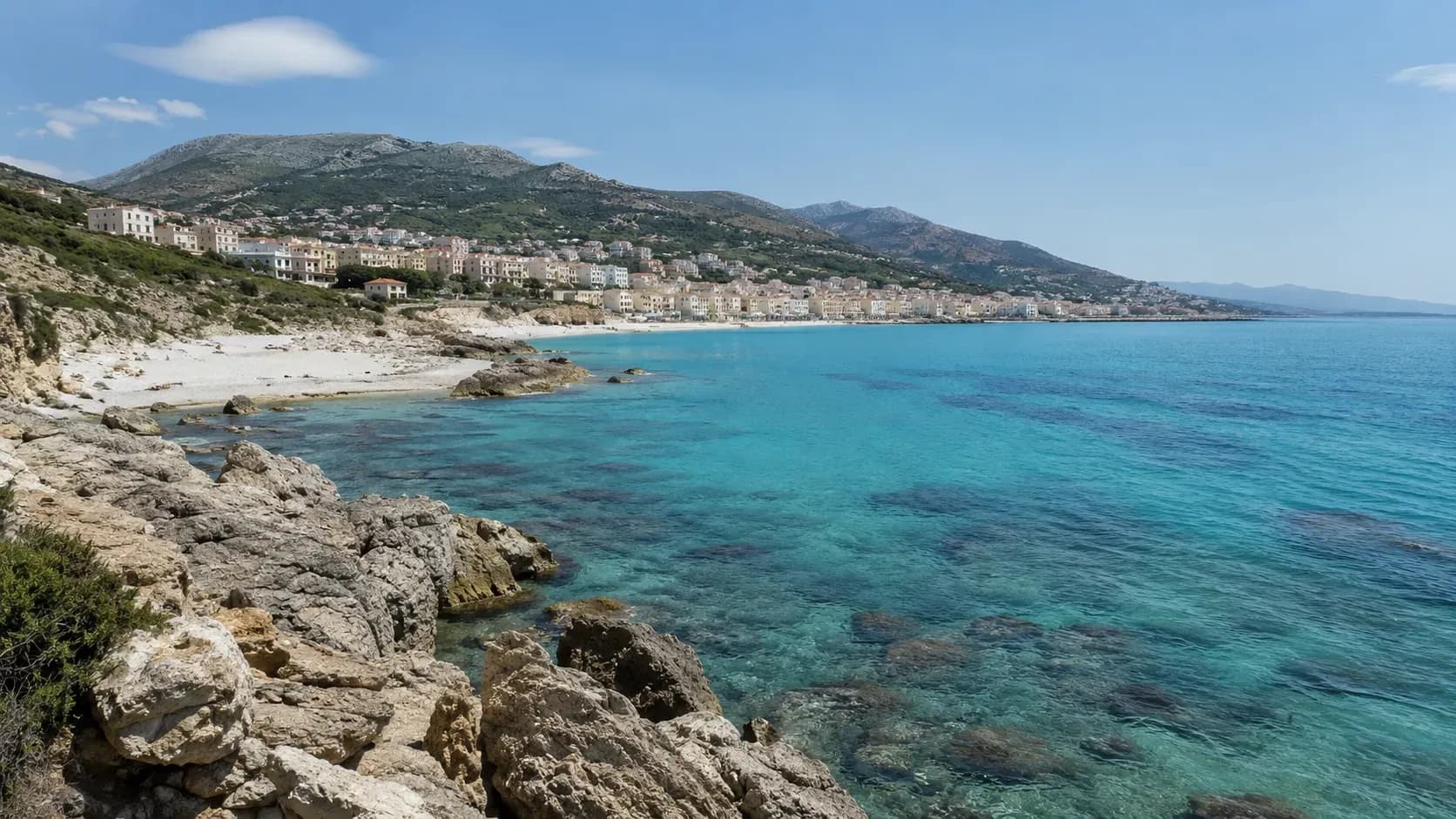 Морская панорама итальянского острова с бирюзовой водой