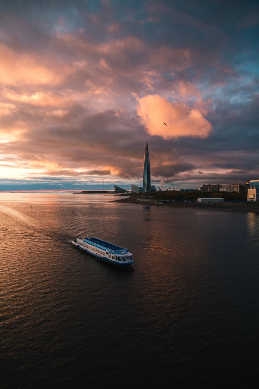 Лодка на воде во время заката
