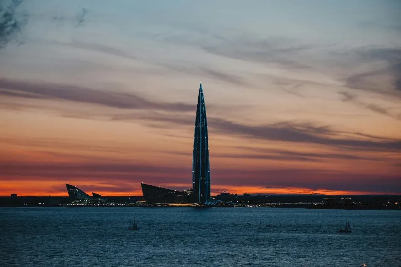 Закат в Сочи с современным городским силуэтом, морем и вечерней атмосферой курорта.