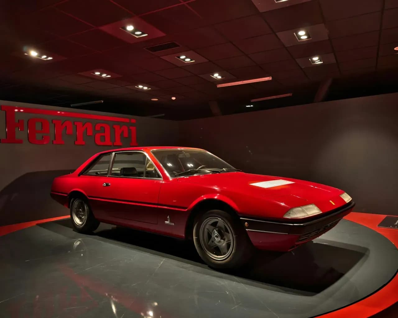Ferrari World Abu Dhabi на острове Яс с легендарным спорткаром Ferrari и атмосферой мира высоких скоростей.