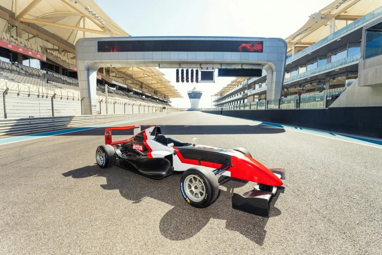 Гоночный болид на трассе Yas Marina Circuit в Абу-Даби для яркого отдыха на острове Яс.