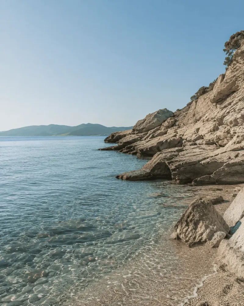 Каменистый пляж с прозрачной водой на Эгейском побережье