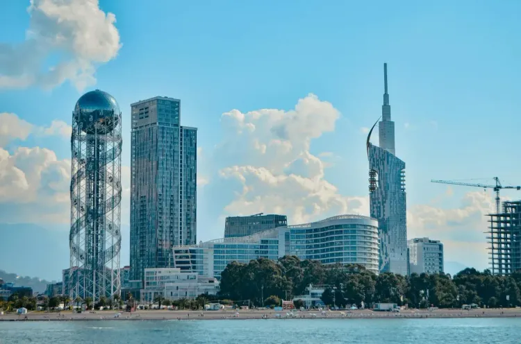 Современный skyline Батуми с футуристичными небоскрёбами, Чёрным морем и контрастной архитектурой курорта.