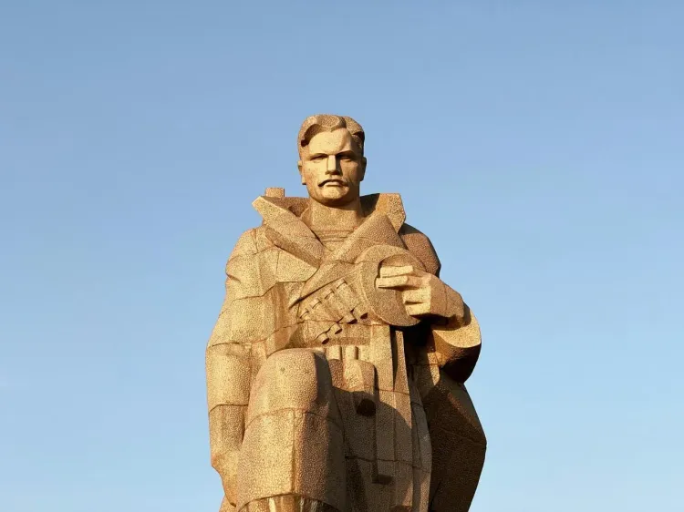 Памятник воину в Брестской крепости с монументальной скульптурой и атмосферой героической истории.