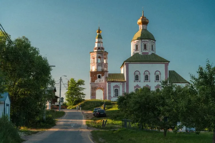 Церковь в Гродно среди зелени, дороги и спокойной городской среды.