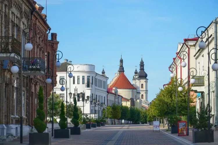 Улица старого Гродно с брусчаткой, цветными фасадами и уютной европейской архитектурой.