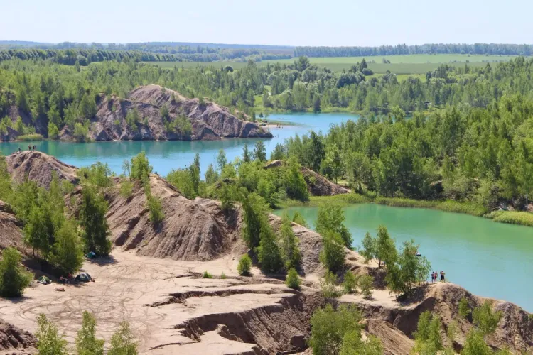 Браславские озёра с песчаными холмами, соснами и бирюзовой водой для главного экрана страницы.