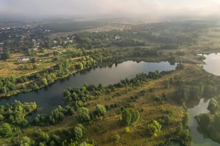 Аэровид на озёра и леса Беларуси с мягким светом и природной тишиной.