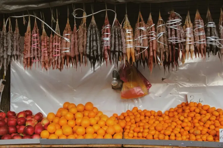 Рынок Адлера с фруктами, мандаринами, сушёной рыбой и южными продуктами Черноморского побережья.