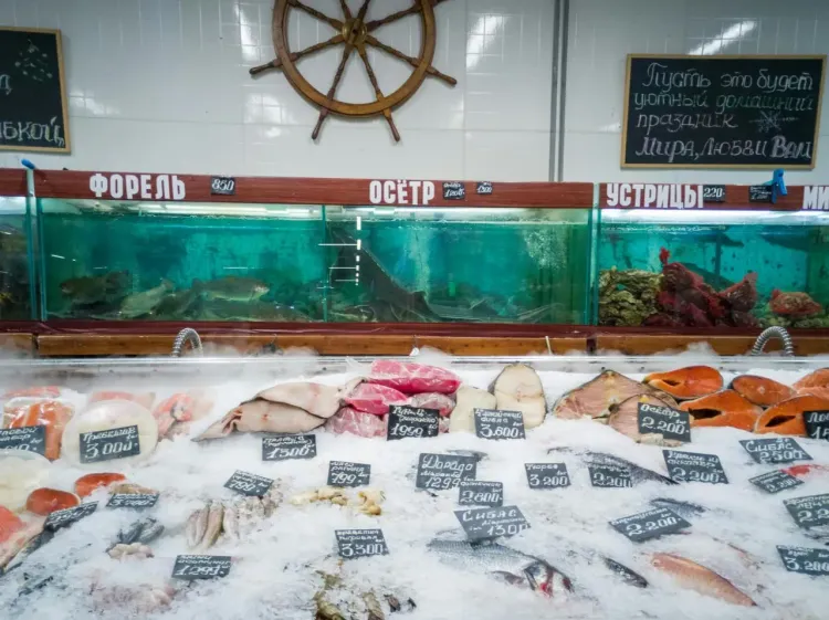 Рыбная лавка на рынке Адлера со свежей рыбой, морепродуктами и атмосферой южного курорта.