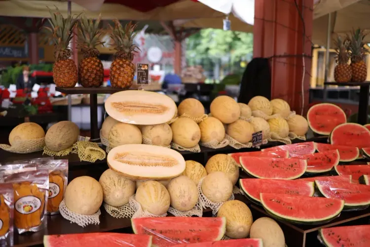 Фруктовые ряды на рынке Адлера с дынями, арбузами и южными продуктами для отдыхающих.