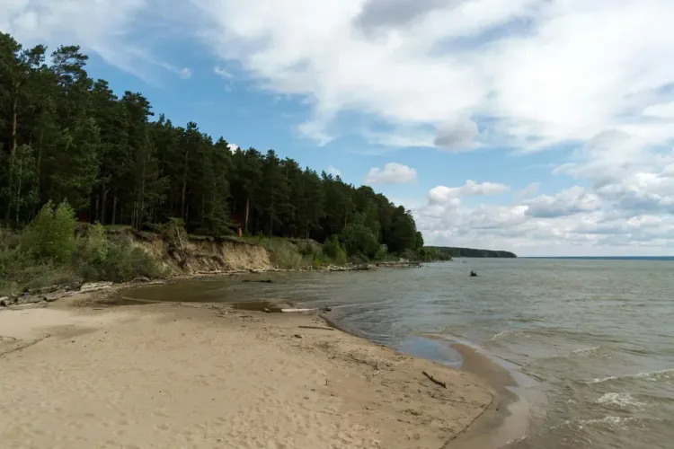 Песчаный пляж Анапы с широким берегом, мягким золотистым песком, морем и зонами отдыха у воды