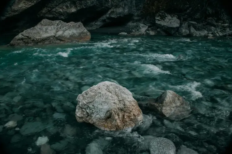 Бурная горная река в Дагестане с камнями, тёмной водой и атмосферой кавказского ущелья.