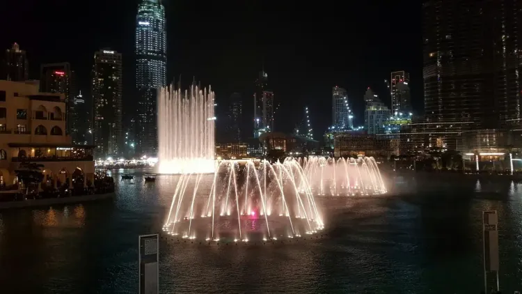 Вечернее шоу фонтанов в Даунтауне Дубая у Бурдж-Халифы и Dubai Mall.