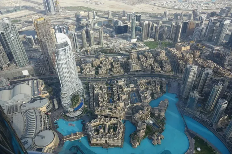 Вид сверху на Даунтаун Дубай, Dubai Mall, озеро фонтанов и кварталы вокруг Бурдж-Халифы.