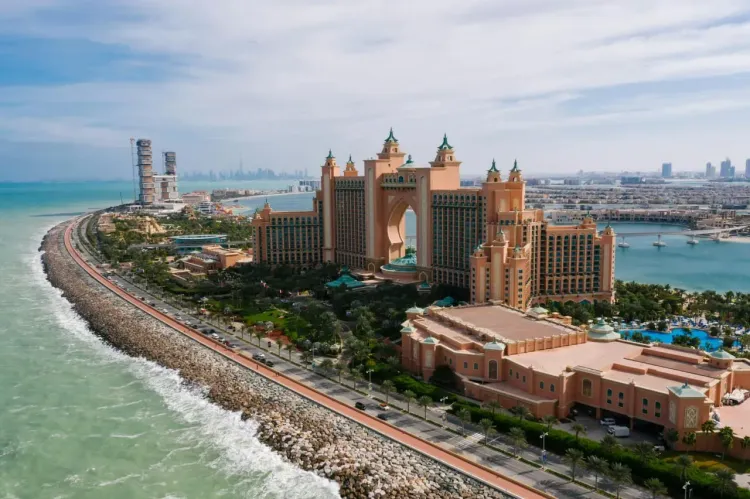 Отель Atlantis The Palm на Пальме Джумейра в Дубае с пляжем, морем и панорамой курортной зоны.