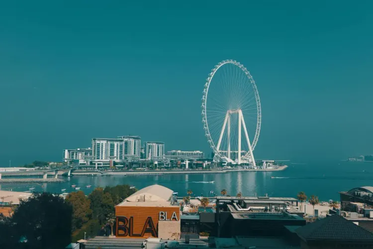 Остров Bluewaters и колесо Ain Dubai рядом с пляжем JBR и панорамой Дубай Марина.