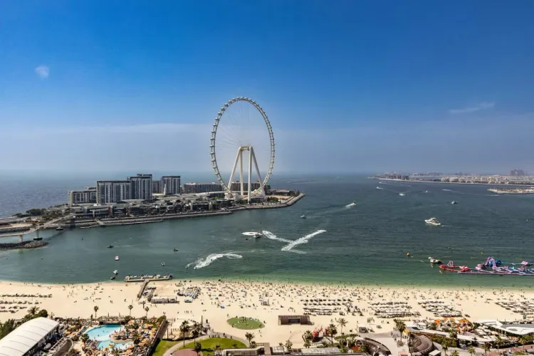 Остров Bluewaters и колесо Ain Dubai рядом с пляжем JBR и панорамой Дубай Марина.