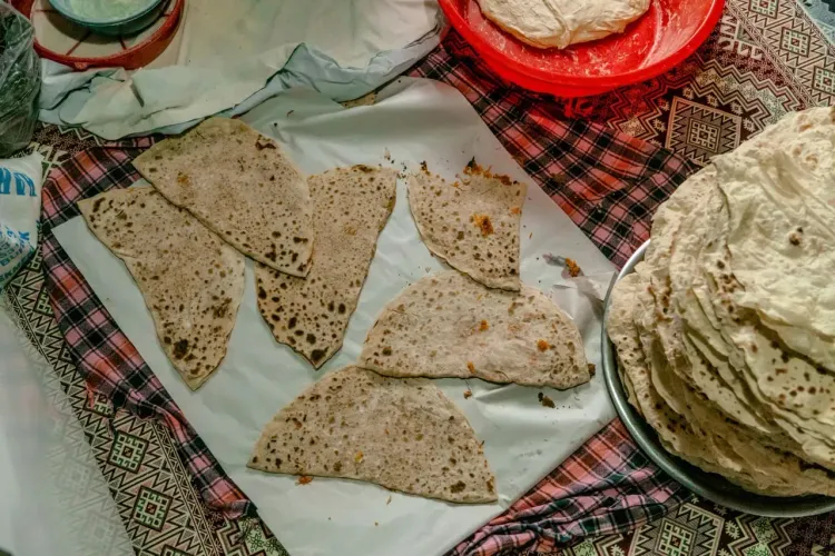 Узбекские лепёшки и восточные блюда для знакомства с кухней Самарканда и атмосферой местных базаров.