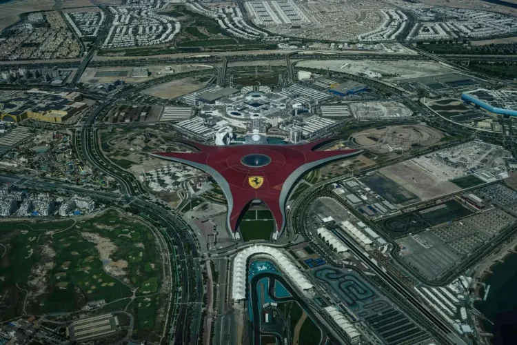 Остров Яс в Абу-Даби с Ferrari World, гоночной трассой Yas Marina Circuit и современной развлекательной инфраструктурой.