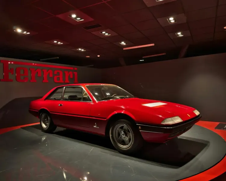 Ferrari World Abu Dhabi на острове Яс с легендарным спорткаром Ferrari и атмосферой мира высоких скоростей.