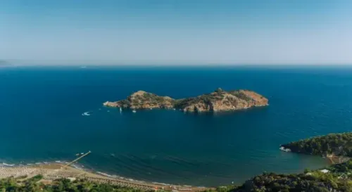 Небольшой остров в море